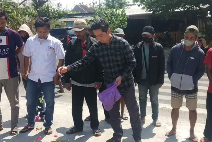 Keluhkan Pelayanan Puskesmas Kerek, Warga Protes dengan Tabur Bunga Setaman