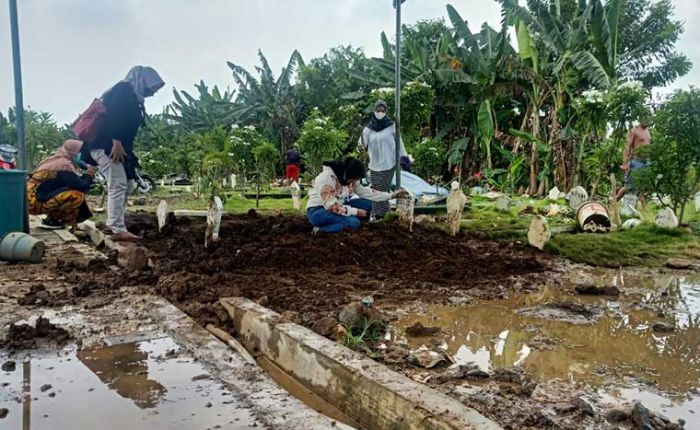 Makam Gadis Cantik di Sidoarjo Dibongkar Polisi, Ini Cerita Ibu yang Memilukan Kematian Anaknya