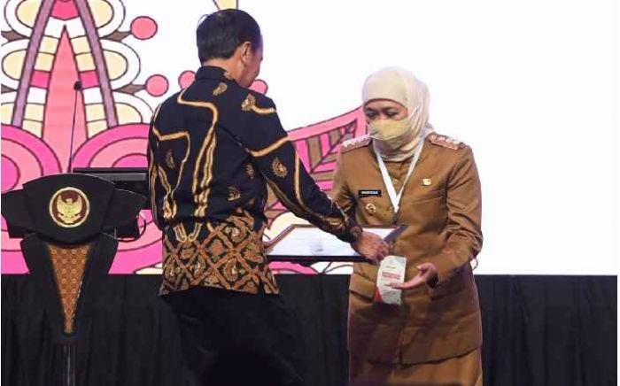Terima Data P3KE dari Presiden, Khofifah Siap Tancap Gas Berantas Kemiskinan Ekstrem di Jatim Terima Data P3KE dari Presiden, Khofifah Siap Tancap Gas Berantas Kemiskinan Ekstrem di Jatim