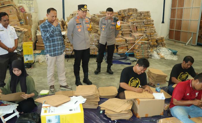Kapolres Gresik Cek Logistik Pemilu 2024 di Gudang KPU Kapolres Gresik Cek Logistik Pemilu 2024 di Gudang KPU