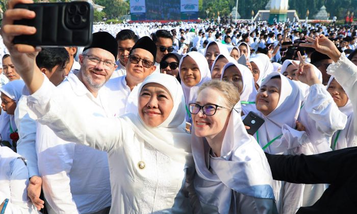 Gubernur Khofifah Dorong Santri Ambil Peran Cegah Perpecahan Akibat Suksesi 2024 Gubernur Khofifah Dorong Santri Ambil Peran Cegah Perpecahan Akibat Suksesi 2024