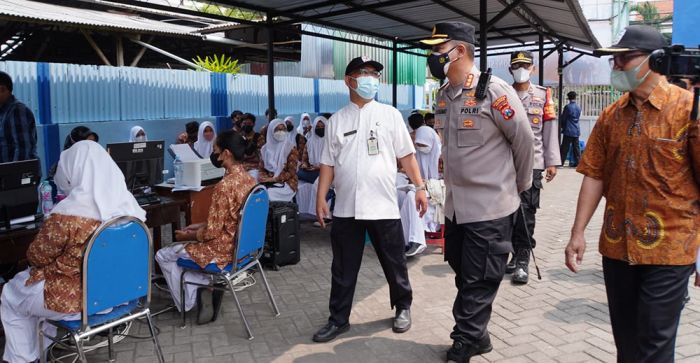 Kapolresta Sidoarjo Tinjau Vaksinasi Pelajar di SMA Antartika Kapolresta Sidoarjo Tinjau Vaksinasi Pelajar di SMA Antartika
