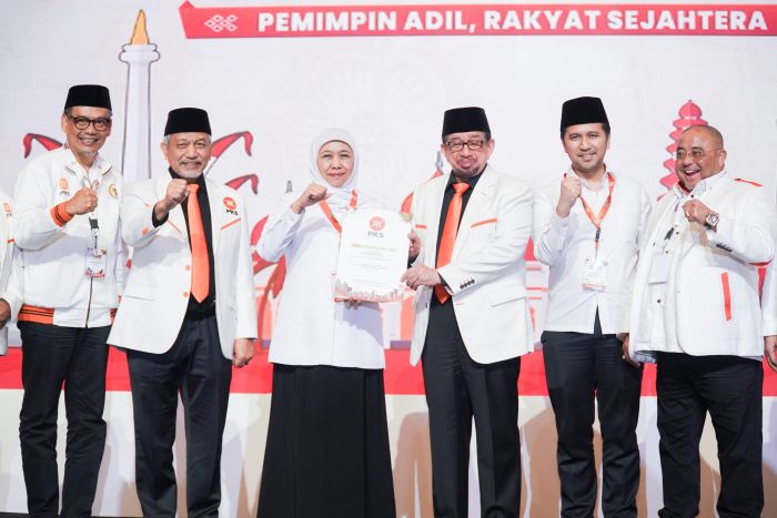Hadiri Konsolidasi Nasional PKS, Khofifah-Emil Terima Formulir B1 KWK untuk Daftar ke KPU Jatim Hadiri Konsolidasi Nasional PKS, Khofifah-Emil Terima Formulir B1 KWK untuk Daftar ke KPU Jatim