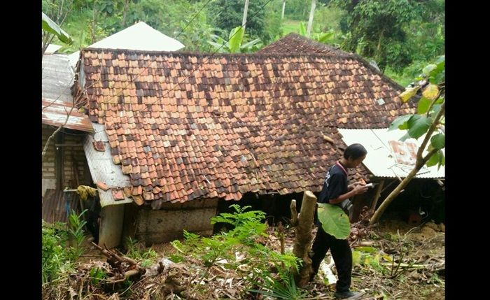 Longsor di Pamekasan Timbun Satu Rumah Warga Longsor di Pamekasan Timbun Satu Rumah Warga