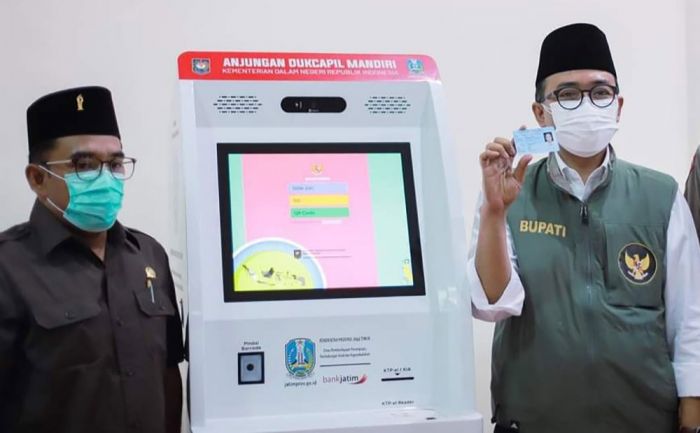 Wow, Kini Buat KTP, KK, dan Akta Kelahiran di Pamekasan Cukup Lewat WA, Bisa Cetak Sendiri Wow, Kini Buat KTP, KK, dan Akta Kelahiran di Pamekasan Cukup Lewat WA, Bisa Cetak Sendiri