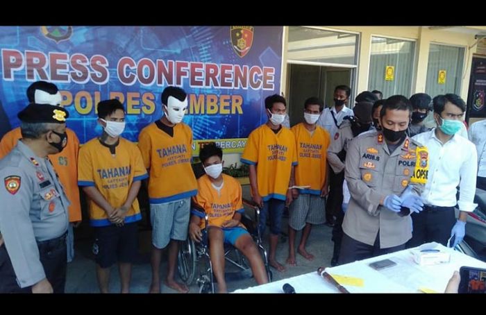 Komplotan Begal di Jember Diamankan Polisi, Satu Ditembak Karena Nekat Mau Kabur Komplotan Begal di Jember Diamankan Polisi, Satu Ditembak Karena Nekat Mau Kabur