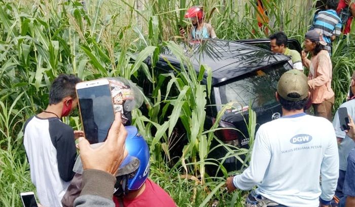 Mati Mesin, Daihatsu Ayla Dihajar KA Sri Tanjung di Jember, Sekeluarga Selamat Mati Mesin, Daihatsu Ayla Dihajar KA Sri Tanjung di Jember, Sekeluarga Selamat