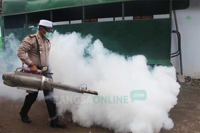 Prihatin Merebaknya Demam Berdarah, Polres Blitar Fogging Pondok Pesantren