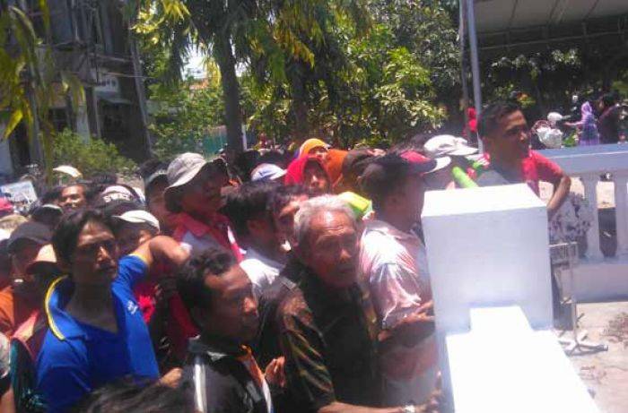 Antre, Dapat Daging, Dijual Lagi ke Pengepul