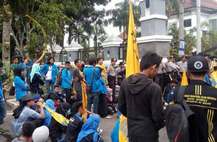 Marak Tempat Hiburan Malam tak Berizin, PMII Malang Demo DPRD dan Pemkab Marak Tempat Hiburan Malam tak Berizin, PMII Malang Demo DPRD dan Pemkab