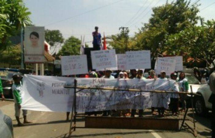 Pedagang dan Buruh Demo di PN Sidoarjo, Puskopkar Jatim Tak Hadir di Sidang Perdana Sengketa Fasum Pedagang dan Buruh Demo di PN Sidoarjo, Puskopkar Jatim Tak Hadir di Sidang Perdana Sengketa Fasum