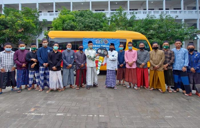 Santri Nurul Cholil Bangkalan Gembira Terima Bantuan Bus Santri dari Syafiuddin Asmoro Santri Nurul Cholil Bangkalan Gembira Terima Bantuan Bus Santri dari Syafiuddin Asmoro