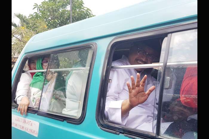 Ambil Nomor Urut, Gus Ipul-Puti Naik Angkot Diiringi Ratusan Gojek Ambil Nomor Urut, Gus Ipul-Puti Naik Angkot Diiringi Ratusan Gojek
