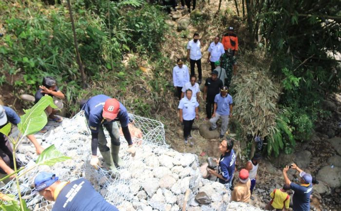 Jembatan Jereng yang Ambrol karena Longsor Diperbaiki Swadaya oleh Warga Jembatan Jereng yang Ambrol karena Longsor Diperbaiki Swadaya oleh Warga