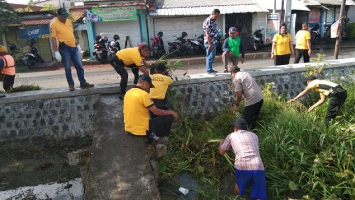 Polri dan Warga Ramai-ramai Bersihkan Sungai di Sidoarjo