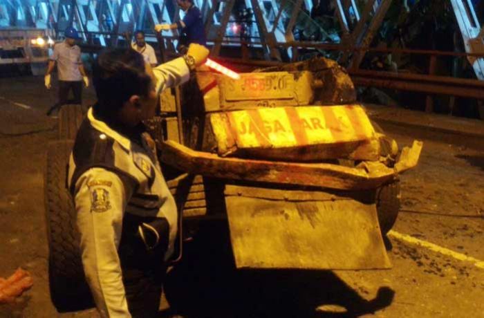 Satu Bangkai Truk Korban Ambrolnya Jembatan Babat-Widang Berhasil Dievakuasi Satu Bangkai Truk Korban Ambrolnya Jembatan Babat-Widang Berhasil Dievakuasi