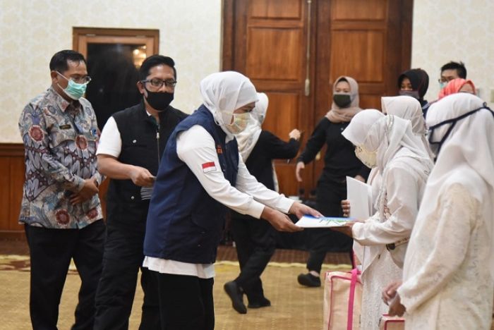 Berikan Tunjangan pada Hafidz-Hafidzah, Gubernur Minta Doakan Pandemi Covid-19 Segera Berakhir Berikan Tunjangan pada Hafidz-Hafidzah, Gubernur Minta Doakan Pandemi Covid-19 Segera Berakhir