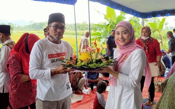 Novita Rayakan Ultah di Tepi Sawah Bersama Petani: Bahagia Sekali