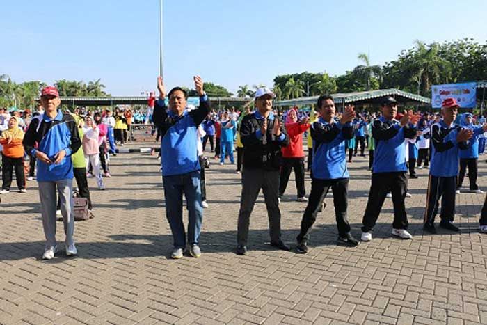 Wagub Jatim Bersama Bupati Sambari Senam Bareng 600 Lansia Wagub Jatim Bersama Bupati Sambari Senam Bareng 600 Lansia