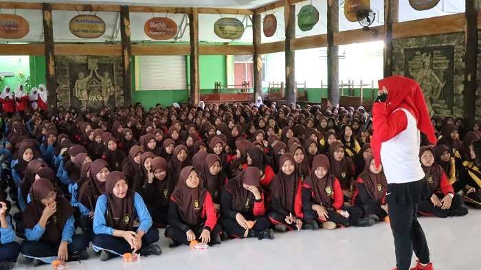 Gerakan TTD Sasar Siswi SMP, Bupati Ikfina Ajak Biasakan Minum Tablet Tambah Darah Gerakan TTD Sasar Siswi SMP, Bupati Ikfina Ajak Biasakan Minum Tablet Tambah Darah