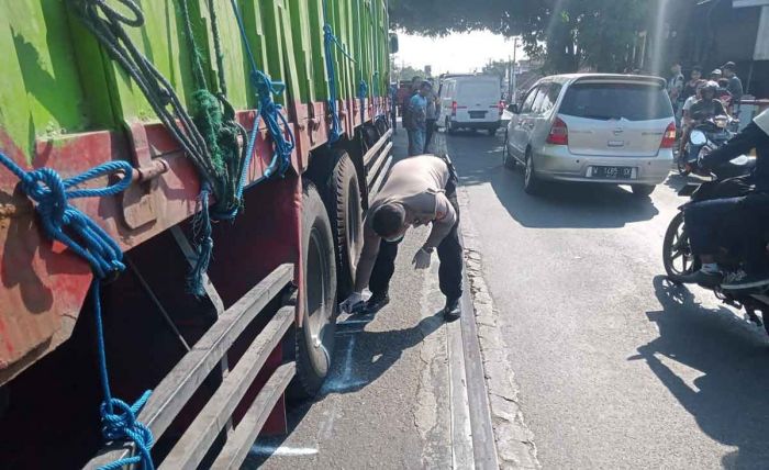 Gagal Nyalip, Remaja dari Surabaya Tewas Terlindas Truk di Jombang Gagal Nyalip, Remaja dari Surabaya Tewas Terlindas Truk di Jombang