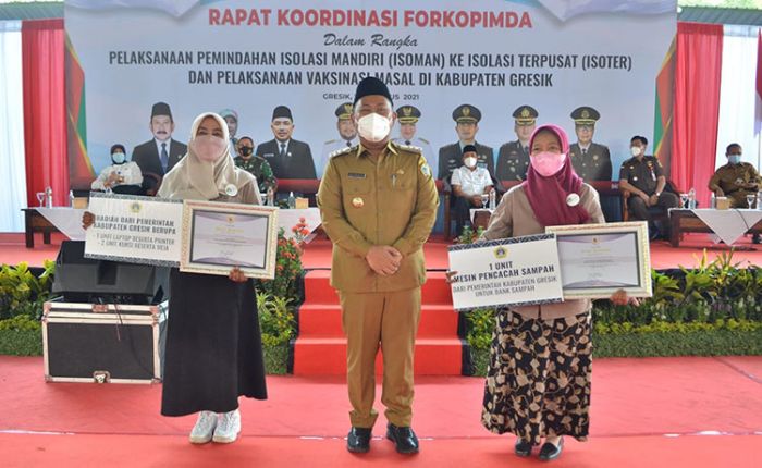 Buktikan Komitmen Dukungan, Bupati Gus Yani Berikan Penghargaan untuk Pejuang Sampah Plastik Buktikan Komitmen Dukungan, Bupati Gus Yani Berikan Penghargaan untuk Pejuang Sampah Plastik