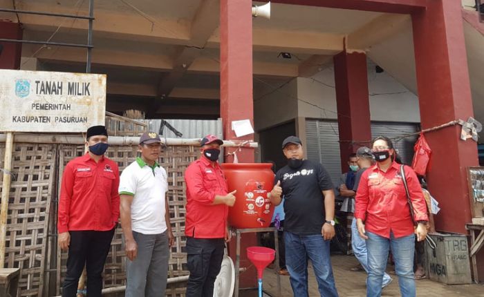 PDIP Pasuruan Bagikan Seribu Masker dan Hand Sanitizer kepada Warga