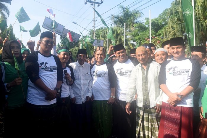 Peringati HSN, Pemkot Kediri dan PCNU Gelar Jalan Sehat Sarungan Peringati HSN, Pemkot Kediri dan PCNU Gelar Jalan Sehat Sarungan