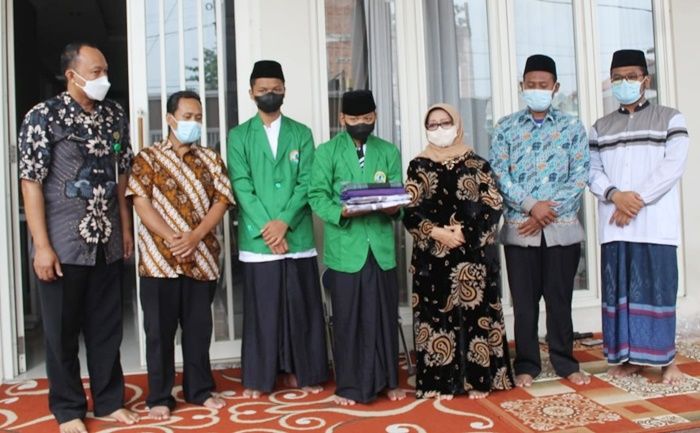Bu Mun Angkat Anak Yatim Korban Covid-19 Jadi Santri Tambak Beras Jombang Bu Mun Angkat Anak Yatim Korban Covid-19 Jadi Santri Tambak Beras Jombang