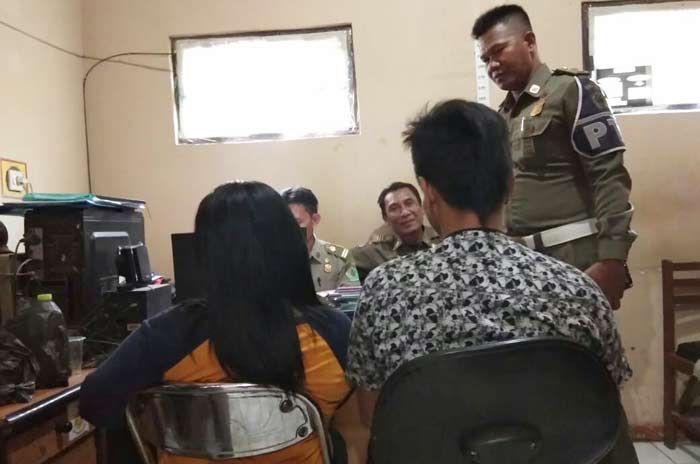 Satpol PP Pamekasan Jaring Sepasang Pemuda Sedang Indehoi di Kamar Kos Satpol PP Pamekasan Jaring Sepasang Pemuda Sedang Indehoi di Kamar Kos