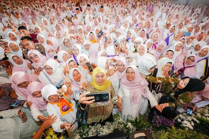 Ribuan Muslimat NU Jawa Timur Siap Lahir Batin Kawal Kemenangan Khofifah-Emil Ribuan Muslimat NU Jawa Timur Siap Lahir Batin Kawal Kemenangan Khofifah-Emil