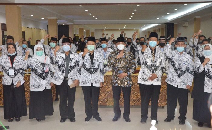 Buka Konferensi Kabupaten, Pj Bupati Hudiyono Beber Alasan Beri Apresiasi PGRI Sidoarjo Buka Konferensi Kabupaten, Pj Bupati Hudiyono Beber Alasan Beri Apresiasi PGRI Sidoarjo