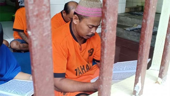 Mencari Pahala di Bulan Suci, Tahanan Polres Blitar Kota Mengaji dari Balik Jeruji Besi