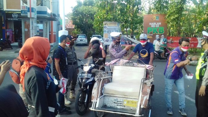 ​Dukung Jatim Bermasker, Polres Probolinggo Kota Bagi-bagi Masker ke Pengguna Jalan