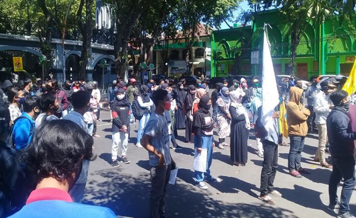 Biaya Pendidikan Mahal, Aktivis Gabungan di Gresik Tuntut Ada Penyesuaian Selama Pandemik Biaya Pendidikan Mahal, Aktivis Gabungan di Gresik Tuntut Ada Penyesuaian Selama Pandemik