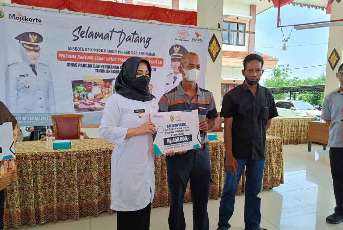 Bupati Ikfina Salurkan Bantuan BLT BBM kepada 128 Pokmas di Mojokerto Bupati Ikfina Salurkan Bantuan BLT BBM kepada 128 Pokmas di Mojokerto