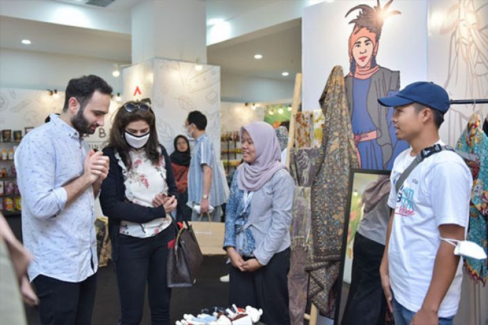 Produk UMKM Gresik Binaan SIG Diminati Warga Asing dalam Bazar UMKM untuk Indonesia 2023 Produk UMKM Gresik Binaan SIG Diminati Warga Asing dalam Bazar UMKM untuk Indonesia 2023