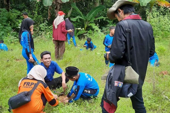 Antisipasi Bencana, FRPB dan Mahasiswa KKN UMM, Tanam Pabrik Oksigen di Larangan Luar Pamekasan