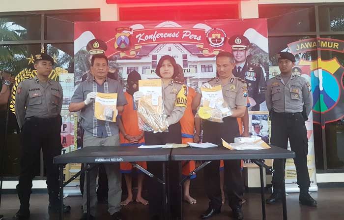Tiga Pemakai dan Pengedar Ganja Diringkus Polres Batu, Salah Satunya PNS Pemkot Tiga Pemakai dan Pengedar Ganja Diringkus Polres Batu, Salah Satunya PNS Pemkot
