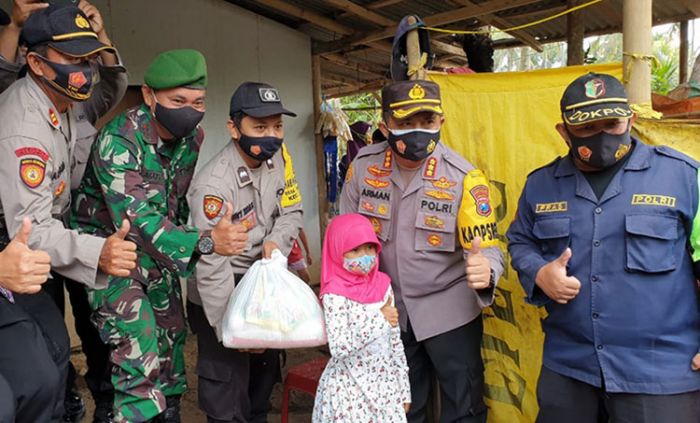 ​Kapolresta Banyuwangi Gelar Bakti Sosial Sembari Sosialisasi Protokol Kesehatan