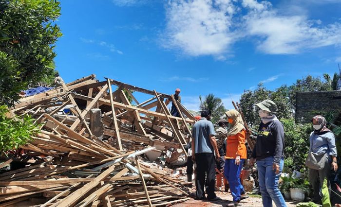 Gempa Rusak 428 Rumah, Warga di Lumajang Mulai Bersihkan Puing Reruntuhan