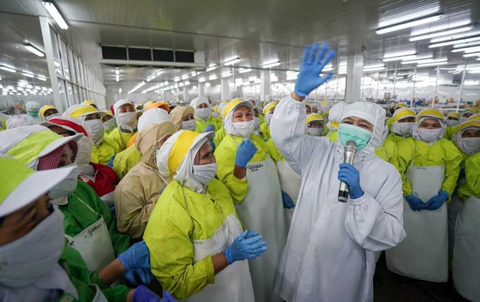 Khofifah Sapa Ribuan Pekerja Pabrik Pengolahan Udang di Situbondo, Ajak Salawat Bersama Khofifah Sapa Ribuan Pekerja Pabrik Pengolahan Udang di Situbondo, Ajak Salawat Bersama