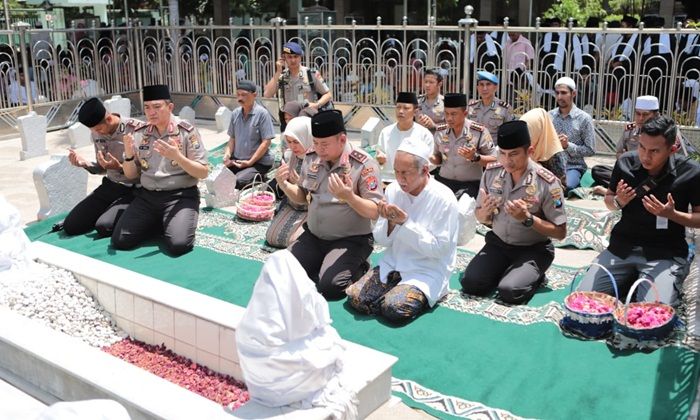 Baru Dilantik, Kapolda Jatim Kunjungi Polres KP3 dan Ziarah ke Sunan Ampel Baru Dilantik, Kapolda Jatim Kunjungi Polres KP3 dan Ziarah ke Sunan Ampel