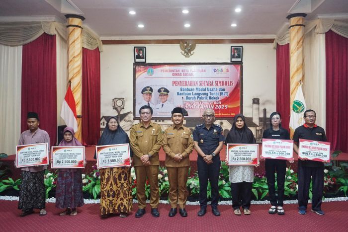 Wali Kota Pasuruan Serahkan Simbolis Ratusan BLT dan Bantuan Modal Usaha DBHCHT 2025