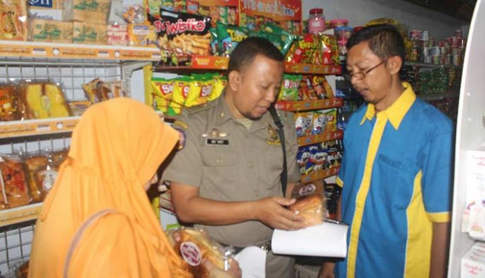 Sidak, Tim Satgas Pangan Pangan Pasuruan Temukan Produk Mamin Tak Cantumkan Label Kedaluwarsa Sidak, Tim Satgas Pangan Pangan Pasuruan Temukan Produk Mamin Tak Cantumkan Label Kedaluwarsa