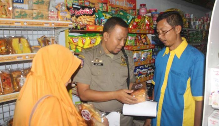 Sidak, Tim Satgas Pangan Pangan Pasuruan Temukan Produk Mamin Tak Cantumkan Label Kedaluwarsa