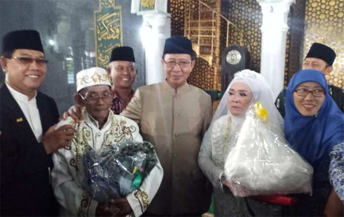 Kakek 64 Tahun di Tuban Ikut Nikah Massal, Bupati Fathul Huda Ucapkan Selamat