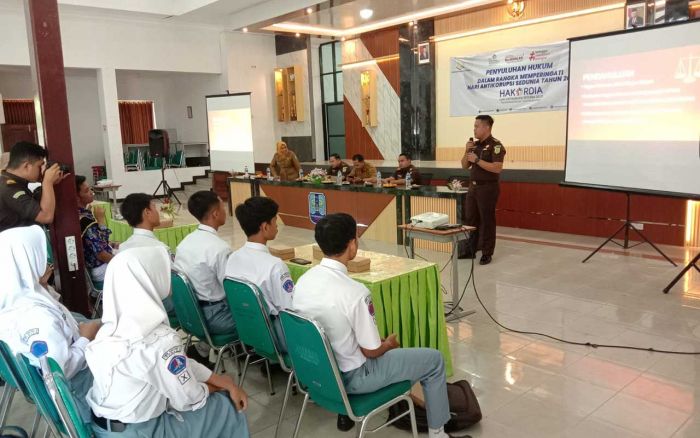 Peringati Hakordia, Kejari Tuban Gelar Sosialisasi Penyuluhan Hukum Diikuti Ratusan Pelajar Peringati Hakordia, Kejari Tuban Gelar Sosialisasi Penyuluhan Hukum Diikuti Ratusan Pelajar