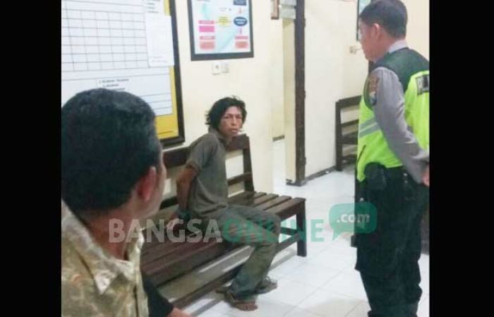 Diduga Hendak Menculik Anak-anak, Orang Gila di Blitar Dibawa ke Kantor Polisi Diduga Hendak Menculik Anak-anak, Orang Gila di Blitar Dibawa ke Kantor Polisi