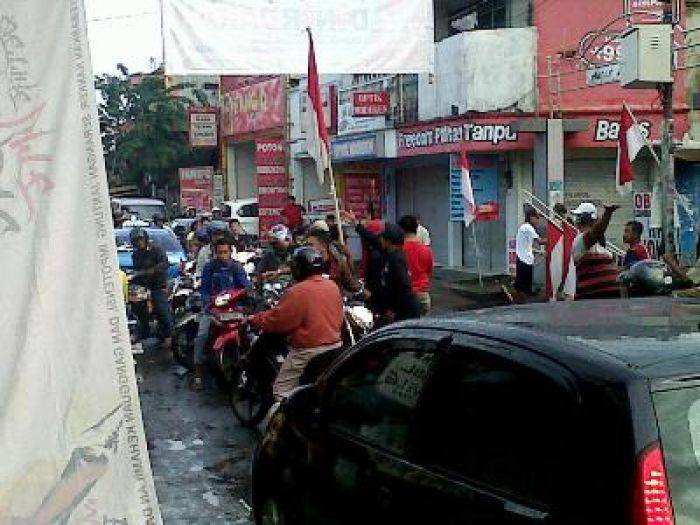 Jalan Akses Utama di Dolly Diblokade Warga, Terjadi Kemacetan Jalan Akses Utama di Dolly Diblokade Warga, Terjadi Kemacetan